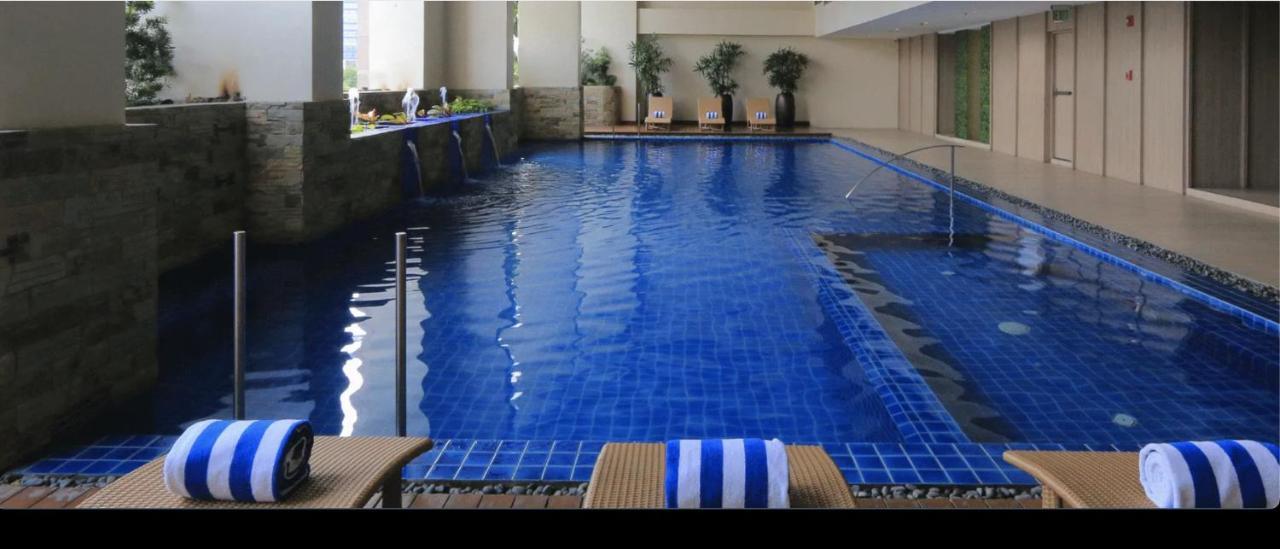 One Bedroom Apartment With Netflix At Greenbelt Makati Manila Bagian luar foto